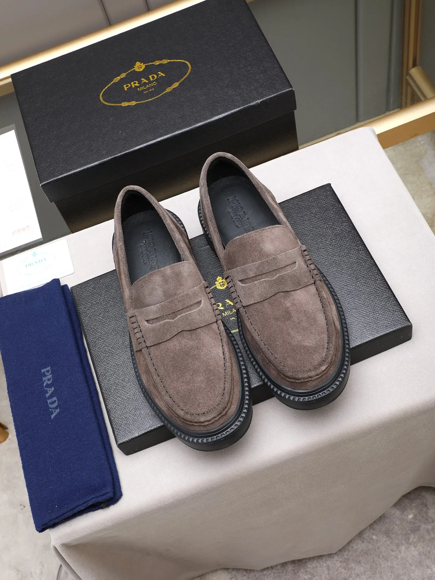 Men's shoes💰480 [Available on Tmall and Taobao major platforms] Prada men's best-selling premium casual leather shoes, imported first-layer matte cowhide loafers combine exquisite elements with modern charm, are strong in toughness, resistant to folding, not easily deformed, and durable in wear! Water-dyed sheep's ➕cow pad! Foam ultra-light and wear-resistant outsole, code number 38-44 (45 is custom-made, non-returnable and non-exchangeable)